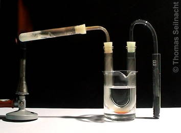 Ein Gemisch aus Natriumhydroxid und Benzoesäure wird erhitzt.