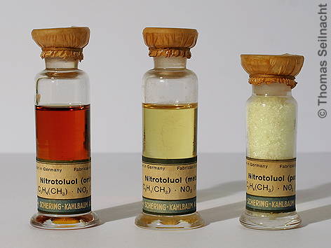 o-Nitrotoluol, m-Nitrotoluol und p-Nitrotoluol in Flaschen
